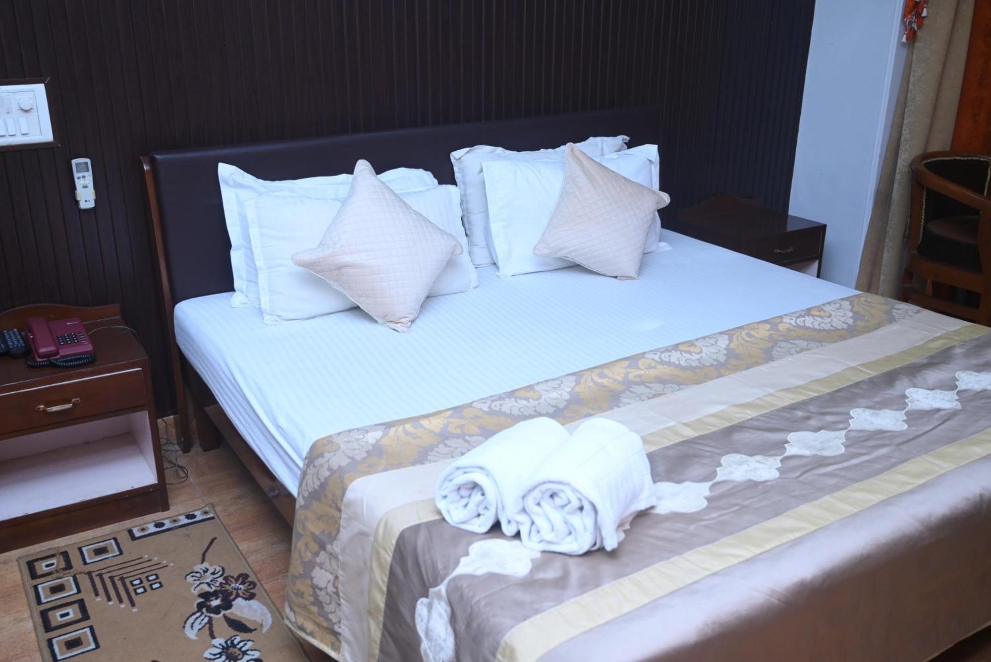 Hotel Surya Plaza Kotdwāra Exterior foto